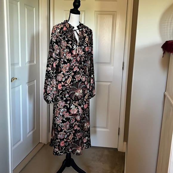 H&M size 12 printed dress with pockets.  Soft.  Light.  Airy.  Very comforting - Picture 4 of 7